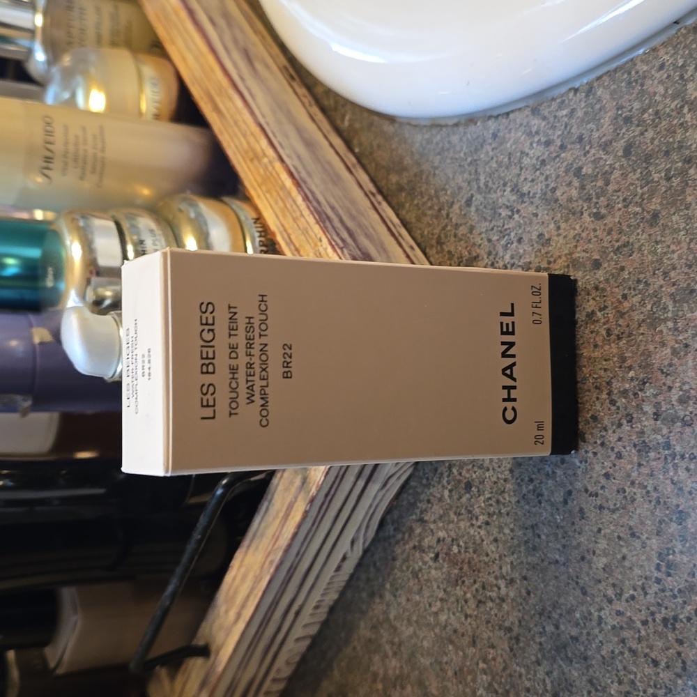 CHANEL Les Beiges Water-Fresh Complexion Touch Foundation B50 - Picture 3 of 5